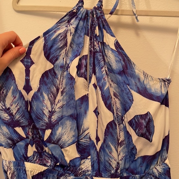 Blue feather patterned short romper that ties around the neck - Picture 2 of 4